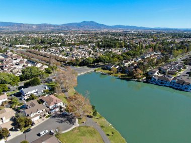 Kuzey Gölü 'nün havadan görünüşü yerleşim yerleriyle çevrili. 