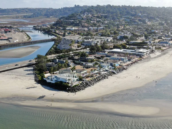 Vista aérea de Del Mar North Beach, California acantilados costeros y Casa con el océano Pacífico azul —  Fotos de Stock