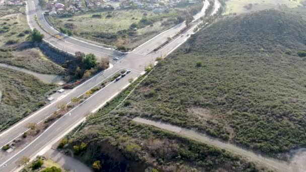 Bochtige weg en afdaling met huizen in de voorstad van San Diego — Stockvideo