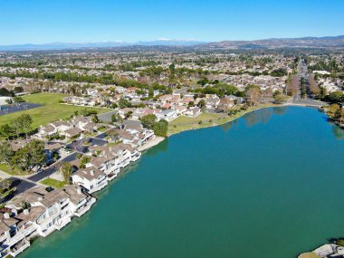 Kuzey Gölü 'nün havadan görünüşü yerleşim yerleriyle çevrili. 