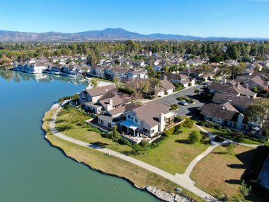 Kuzey Gölü 'nün havadan görünüşü yerleşim yerleriyle çevrili. 