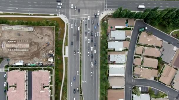 Luchtfoto van de weg met auto 's in woonwijk, Irvine, Californië — Stockvideo