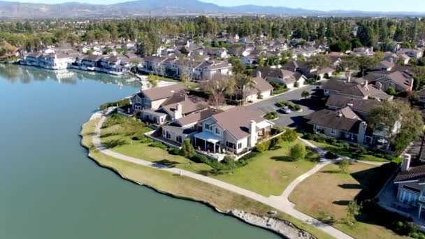 Vista aérea do Lago Norte rodeado por bairro residencial — Vídeo de Stock