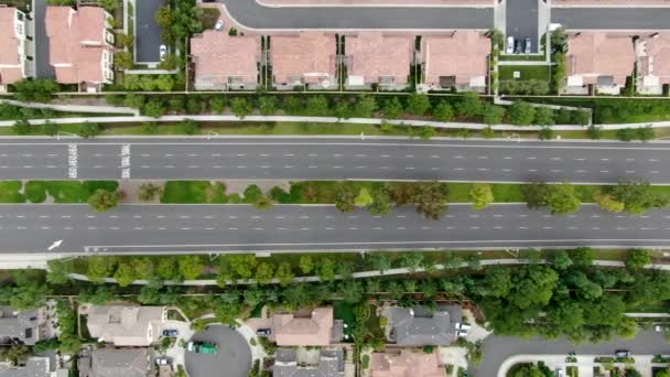 Pemandangan udara jalan dengan mobil di lingkungan perumahan, Irvine, California — Stok Video