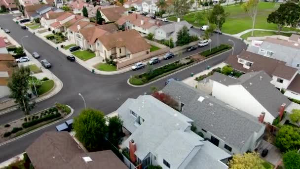 Letecký pohled na rozsáhlou rezidenční čtvrť, Irvine, Kalifornie — Stock video