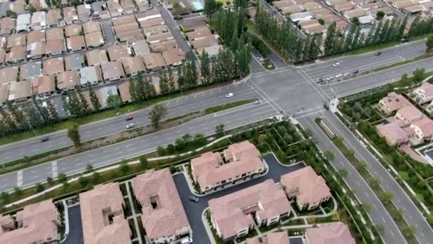 Légi felvétel a nagyméretű lakóövezetekről, Irvine, Kalifornia — Stock videók