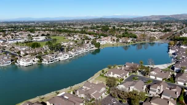 Flygfoto över North Lake omgiven av bostadsområde — Stockvideo