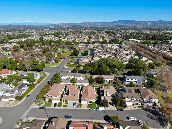 Widok z lotu ptaka na dzielnicę mieszkalną w Irvine, Kalifornia — Zdjęcie stockowe