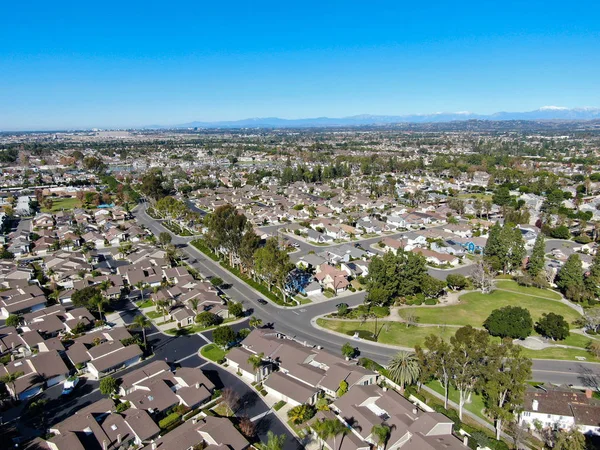 Vista aérea del barrio residencial en Irvine, California — Foto de Stock