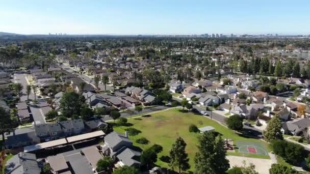 Αεροφωτογραφία κατοικημένης γειτονιάς στο Irvine, Καλιφόρνια — Αρχείο Βίντεο