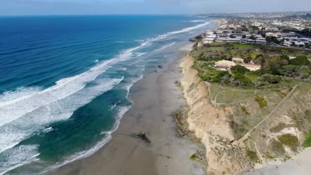 デル・マル北ビーチ、カリフォルニア沿岸の崖や青い太平洋の海と家の空中ビュー — ストック動画