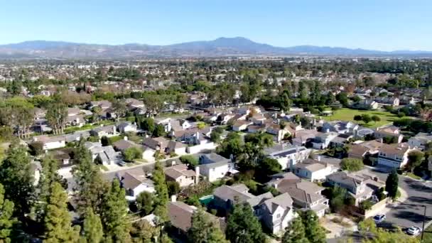 Letecký pohled na rezidenční čtvrť v Irvine, Kalifornie — Stock video