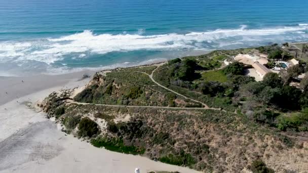 Letecký pohled na Del Mar North Beach, Kalifornské pobřežní útesy s domy a modrý Tichý oceán — Stock video