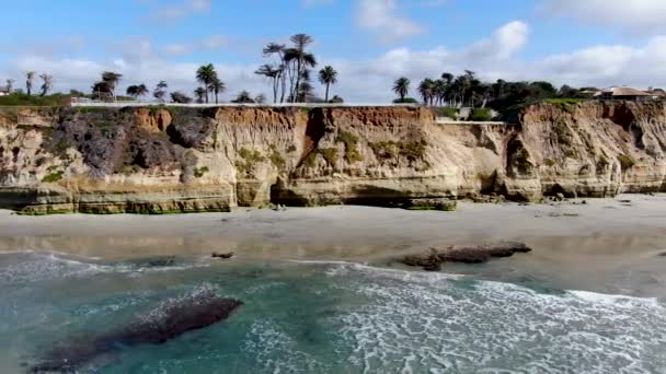 Widok z lotu ptaka na Del Mar North Beach w Kalifornii klify przybrzeżne z domami i błękitnym Oceanem Spokojnym — Wideo stockowe