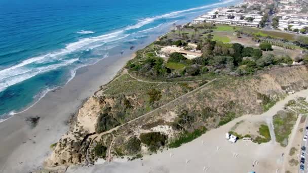 Vista aérea de Del Mar North Beach, acantilados costeros de California con casas y océano Pacífico azul — Vídeos de Stock