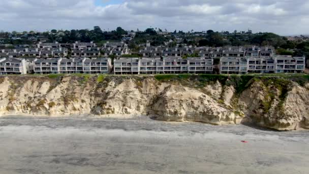 Aerial view of Del Mar North Beach, California coastal cliffs with houses and blue Pacific ocean — 비디오