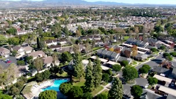 Vista aérea del barrio residencial en Irvine, California — Vídeos de Stock