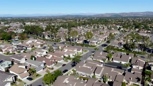 Vista aérea del barrio residencial en Irvine, California — Vídeos de Stock