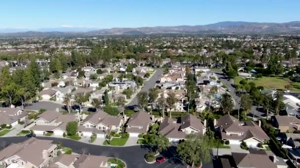 Luchtfoto van woonwijk in Irvine, Californië — Stockvideo