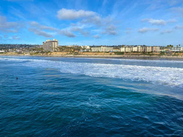 Pacific strand kustlijn vanaf de pier, San Diego, Clifornia, Usa — Stockfoto
