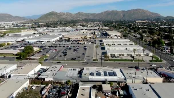 Vista aérea a la zona industrial y almacén de almacenamiento de la empresa en Riverside — Video de stock gratis