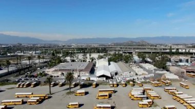Riverside 'daki sanayi bölgesi ve şirket depolama deposuna hava görüntüsü