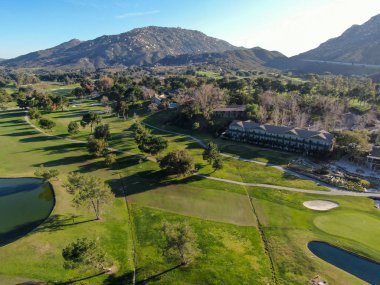 Vadide yeşil arazili golf sahasının havadan görünüşü.