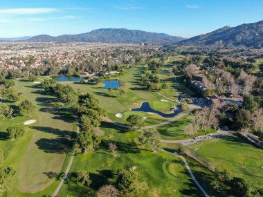 Vadide yeşil arazili golf sahasının havadan görünüşü.