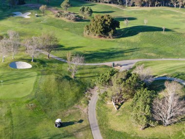 Yeşil alanlı golf sahasının havadan görünüşü