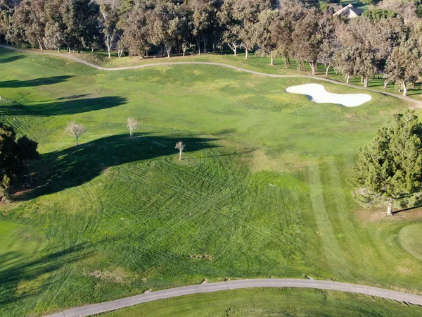 Luftaufnahme des Golfplatzes mit grünem Feld — Stockfoto