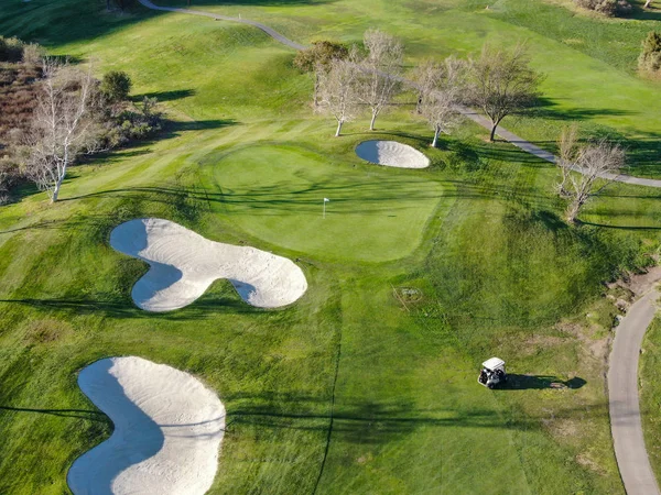 Bovenaanzicht vanuit de lucht van golfbaan met groen veld — Stockfoto