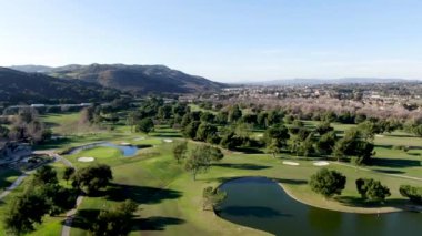 Vadide yeşil arazili golf sahasının havadan görünüşü.