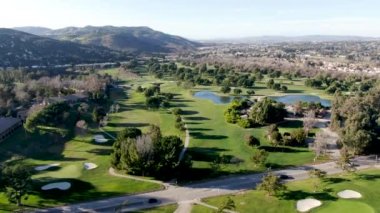 Vadide yeşil arazili golf sahasının havadan görünüşü.