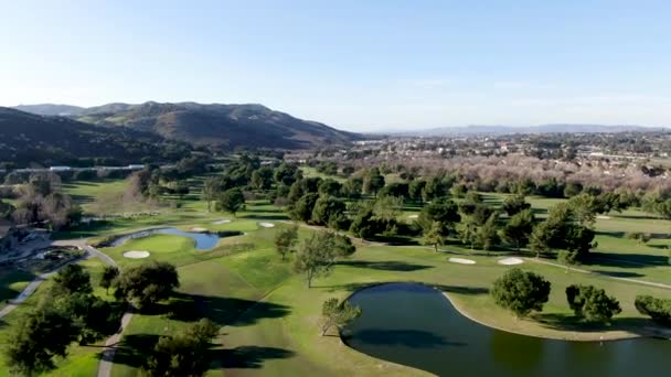 Vue aérienne du terrain de golf avec champ vert dans la vallée . — Video