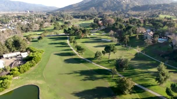 Αεροφωτογραφία του γηπέδου γκολφ με πράσινο πεδίο στην κοιλάδα. — Αρχείο Βίντεο