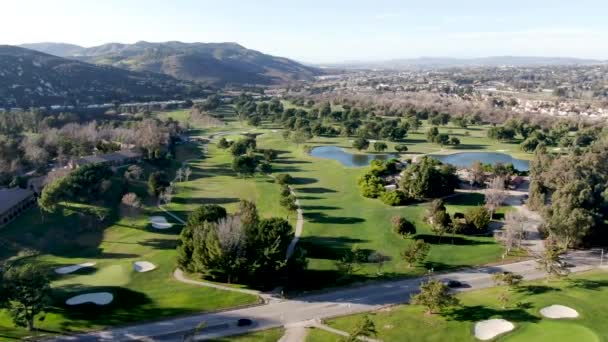 Flygfoto över golfbana med grönt fält i dalen. — Stockvideo