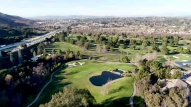 Vadide yeşil arazili golf sahasının havadan görünüşü.