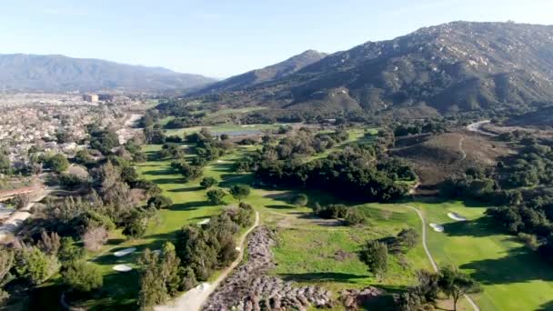 Vue aérienne du terrain de golf avec champ vert dans la vallée . — Video