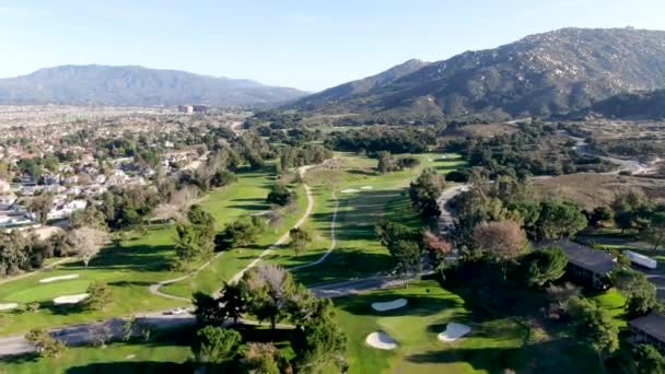 Flygfoto över golfbana med grönt fält i dalen. — Stockvideo