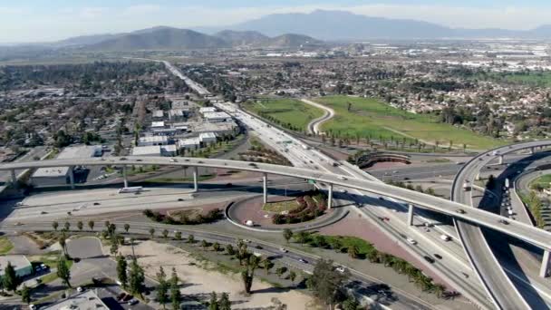 Vista aérea do intercâmbio rodoviário e da junção em Riverside, Califórnia . — Vídeo de Stock