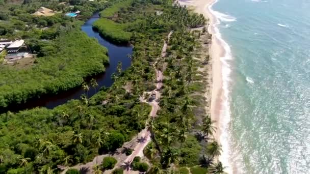 Vista aérea da praia de areia branca tropical e águas marinhas claras turquesa com pequenas ondas . — Vídeo de Stock