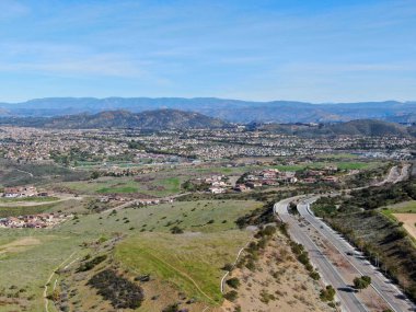 Virajlı yol ve yokuş aşağı San Diego 'nun banliyölerinde evleri olan