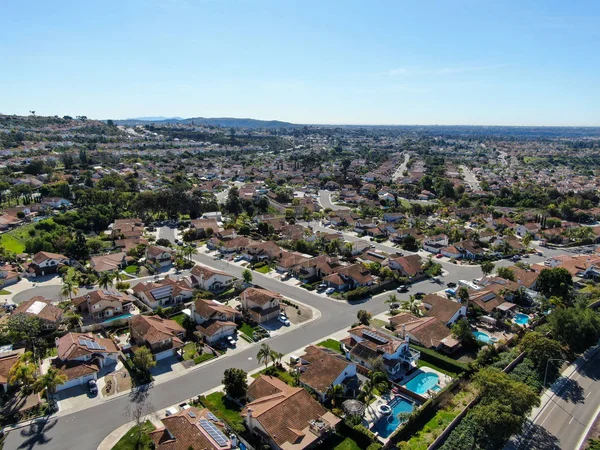 Vista aérea del típico barrio suburbano con grandes villas una junto a la otra, San Diego — Foto de Stock