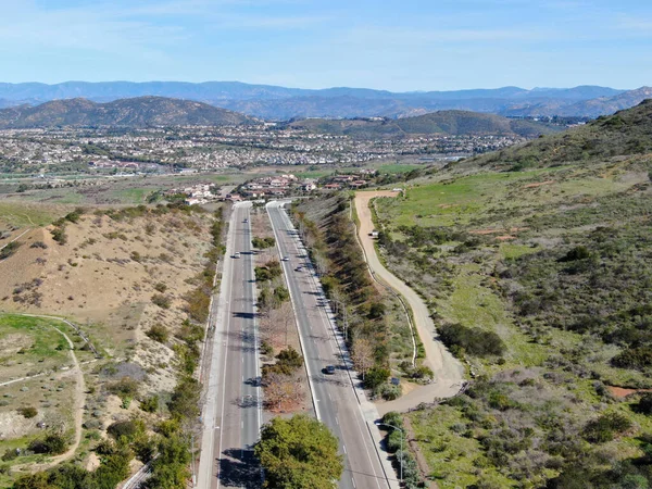 Bochtige weg en afdaling met huizen in de voorstad van San Diego — Stockfoto