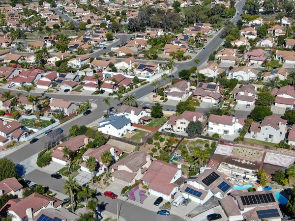 Luchtfoto van typische voorstedelijke buurt met grote villa 's naast elkaar, San Diego — Stockfoto