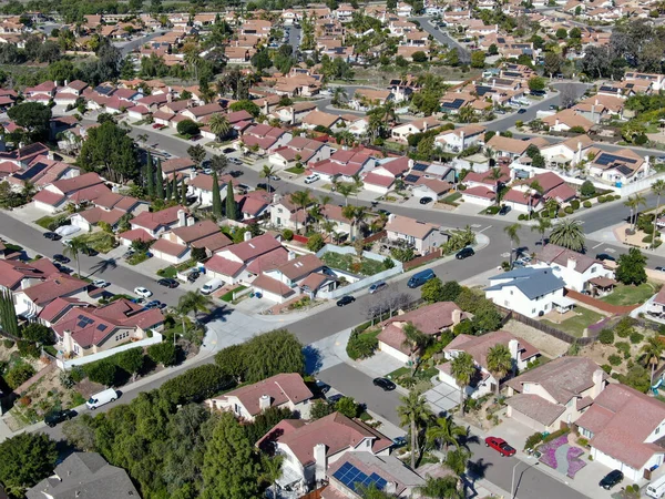 Luchtfoto van typische voorstedelijke buurt met grote villa 's naast elkaar, San Diego — Stockfoto