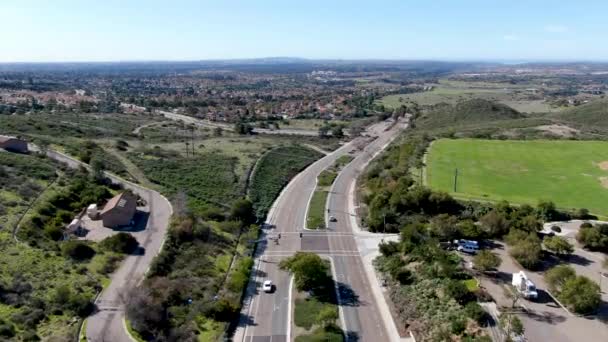 Estrada curva e descida com casas em subúrbio de San Diego — Vídeo de Stock