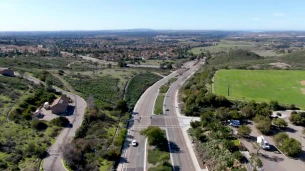 Bochtige weg en afdaling met huizen in de voorstad van San Diego — Stockvideo