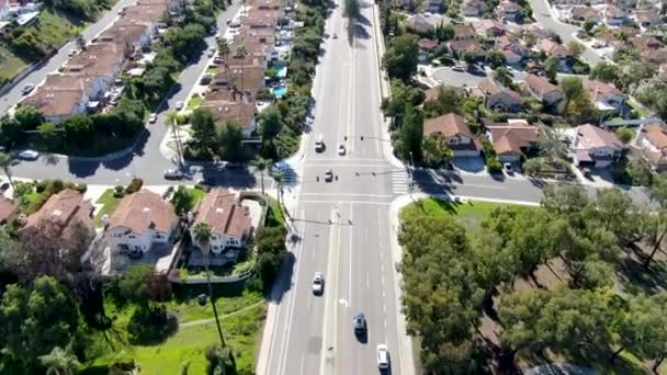 Vue aérienne de la route dans un quartier typique de banlieue avec de grandes villas les unes à côté des autres, San Diego 