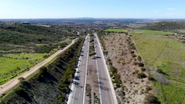 Curving road and downhill in suburb of San Diego — Stok video